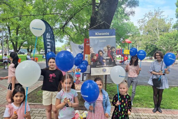 „Copilăria în culori” Kiwanis Corabia a adus zâmbete și baloane de 1 Iunie în Parcul Carol I
