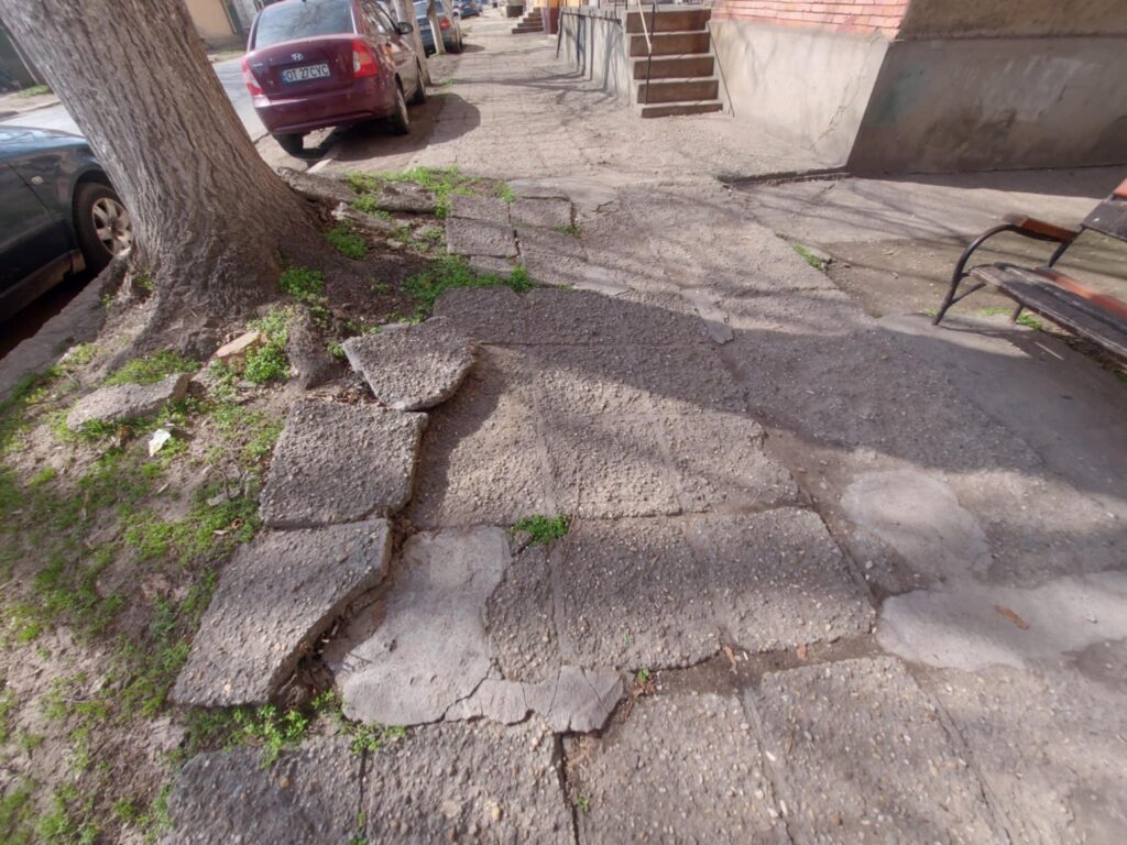 Trotuare distruse , modernizarea mai așteaptă