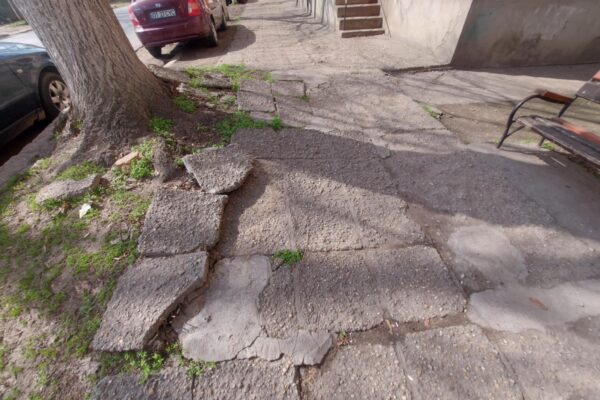 Trotuare distruse , modernizarea mai așteaptă