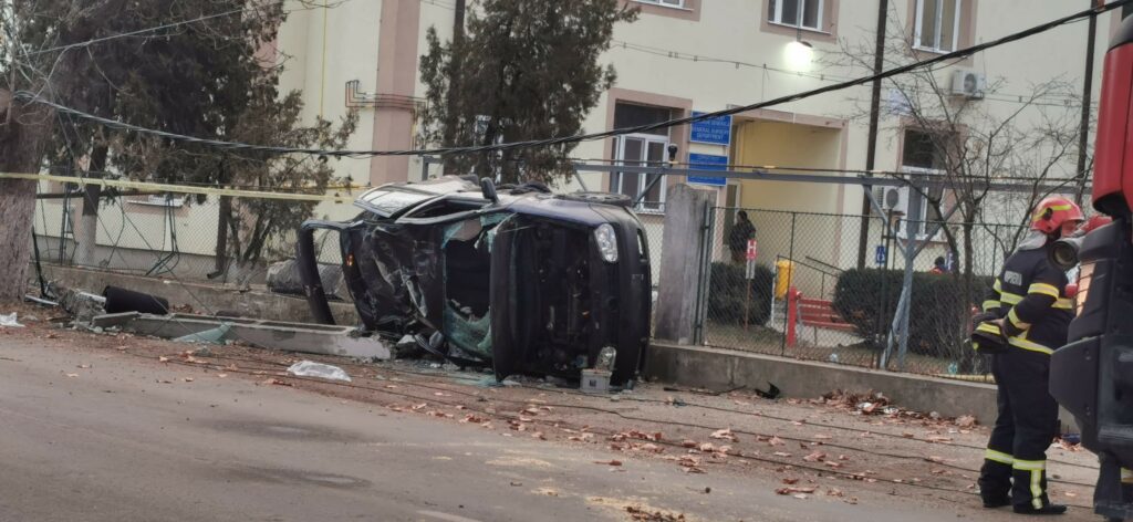 Tragedie rutieră la Corabia Un tânăr de 18 ani și-a pierdut viața, iar alți trei au fost răniți într-un accident cauzat de alcool și viteză.