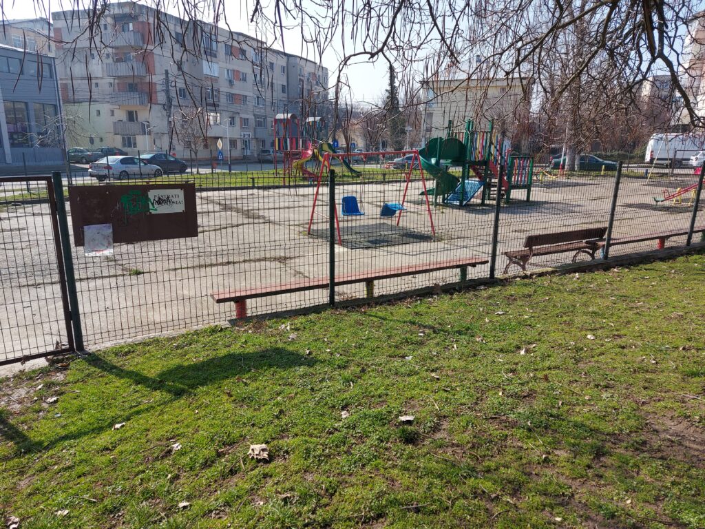 Locul de joacă din centrul orașului Corabia – abandonat total