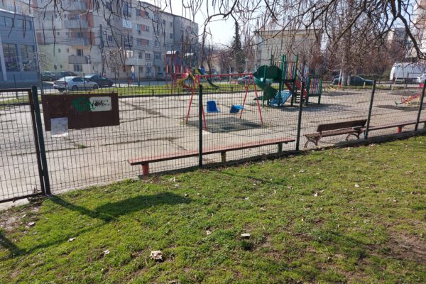 Locul de joacă din centrul orașului Corabia – abandonat total