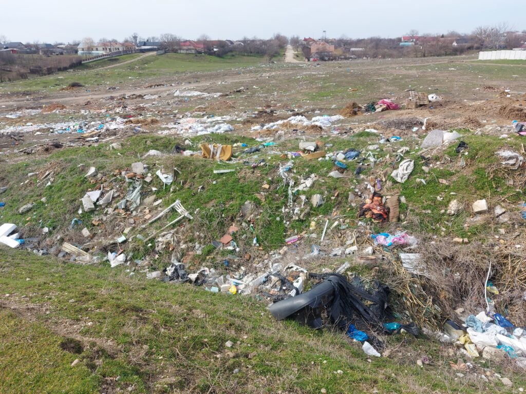 Îngropați în gunoaie. Oamenii din cartierul Valea Seacă din Corabia sunt disperați.