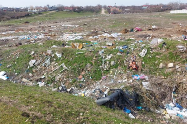 Îngropați în gunoaie. Oamenii din cartierul Valea Seacă din Corabia sunt disperați.