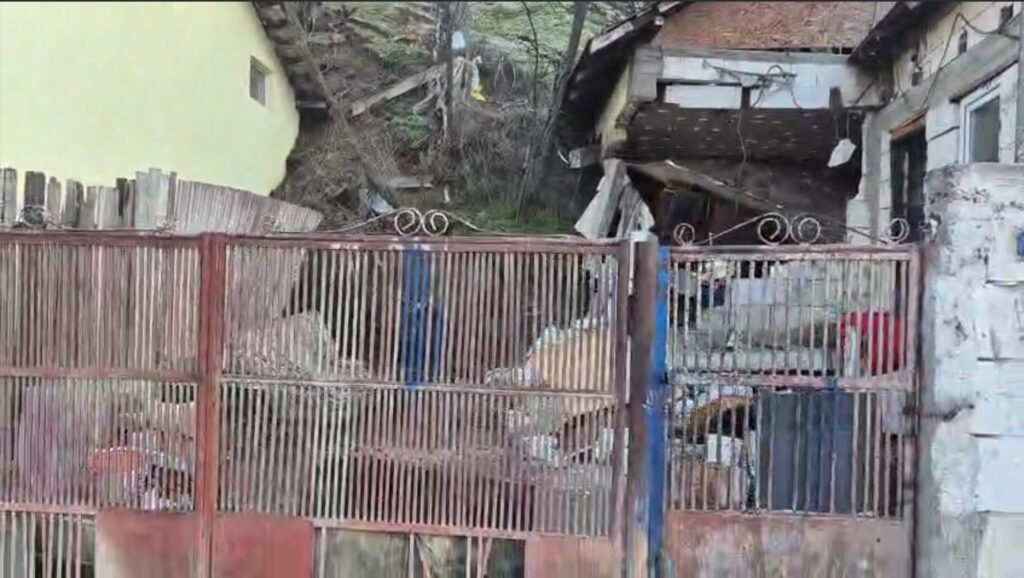 Slatina. Dealul Grădiște o ia la vale. Zeci de slătineni evacuați, case afectate de o alunecare masivă de teren