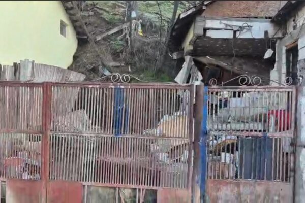 Slatina. Dealul Grădiște o ia la vale. Zeci de slătineni evacuați, case afectate de o alunecare masivă de teren