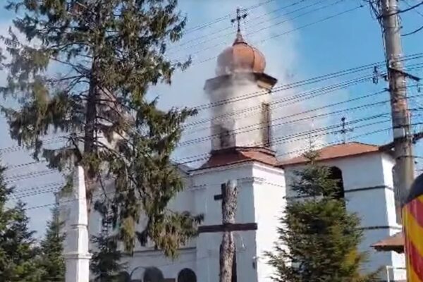 INCENDIU LA O BISERICĂ MONUMENT ISTORIC DIN PRAHOVA, PICTATĂ DE NICOLAE GRIGORESCU. 120 DE CREDINCIOȘI, EVACUAȚI ÎN DUMINICA CRUCII