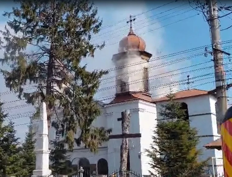 INCENDIU LA O BISERICĂ MONUMENT ISTORIC DIN PRAHOVA, PICTATĂ DE NICOLAE GRIGORESCU. 120 DE CREDINCIOȘI, EVACUAȚI ÎN DUMINICA CRUCII
