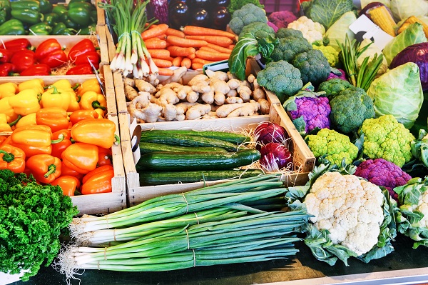 COȘUL DE PAȘTE, TOT MAI SCUMP. Ce prețuri găsesc oltenii în piețe și supermarketuri