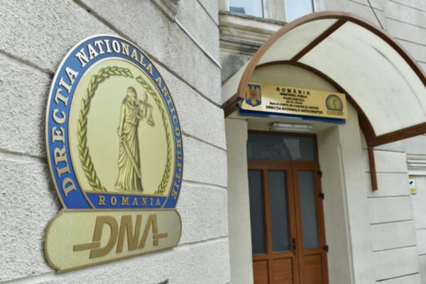 Ofițer de poliție din IPJ Olt, reținut pentru trafic de influență. Ar fi cerut 6.000 de euro pentru a interveni într-un dosar penal