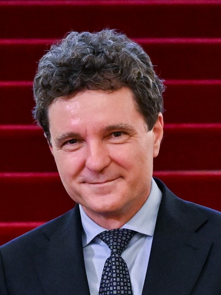 Nicușor Dan își dă cu stângu-n dreptu’!