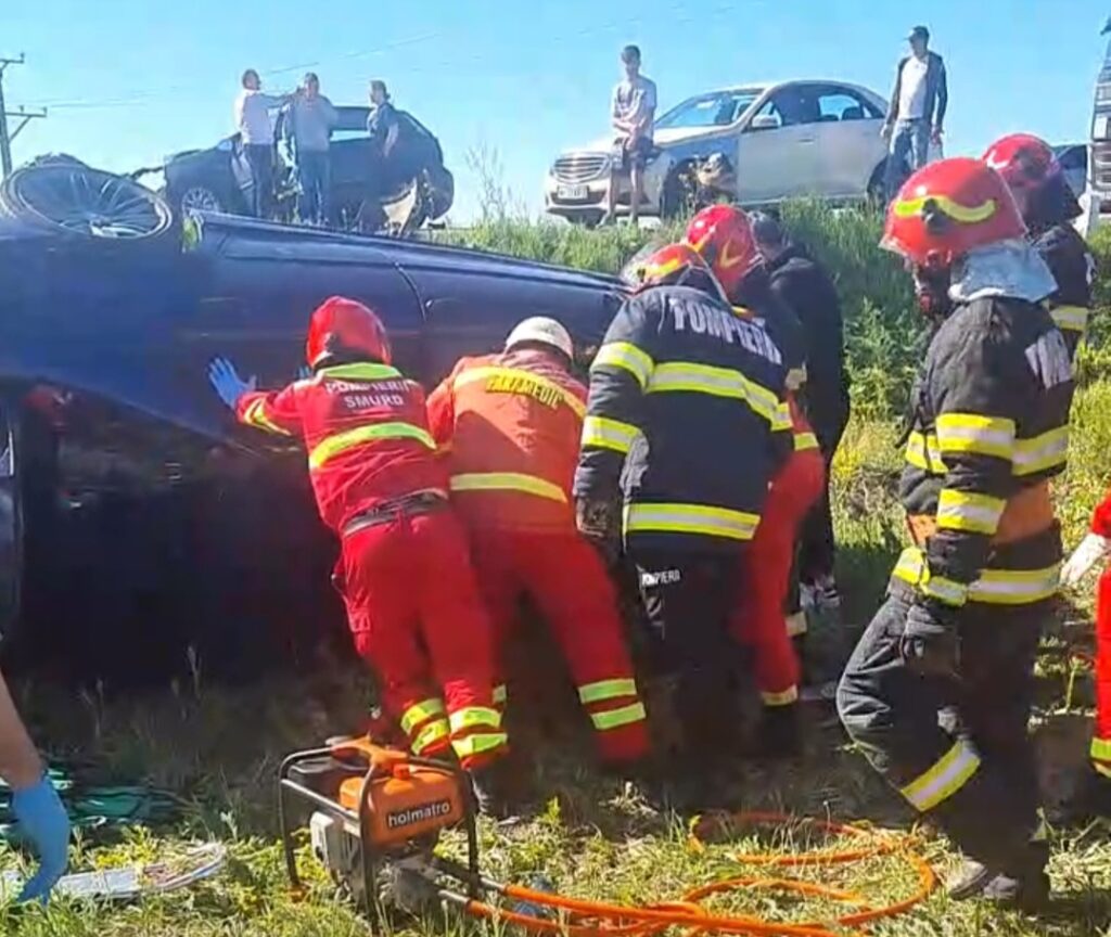 O tânără de 19 ani a murit după un impact devastator pe centura Drobeta-Turnu Severin. Motorul uneia dintre mașini a zburat de sub capotă
