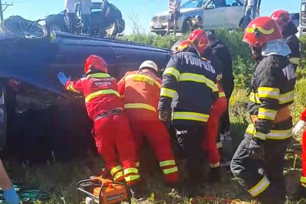 O tânără de 19 ani a murit după un impact devastator pe centura Drobeta-Turnu Severin. Motorul uneia dintre mașini a zburat de sub capotă