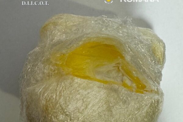 DIICOT Craiova: Bărbat reținut după ce a adus cocaină din Italia ascunsă într-un colet cu alimente