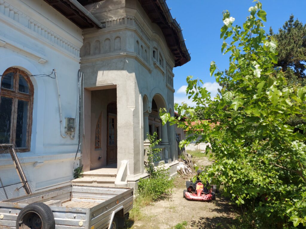 Reabilitare eșuată! Clubul Copiilor din Corabia, monument istoric aflat în administrarea Consiliului Județean Olt, zace abandonat după patru ani și aproape patru milioane de lei alocați