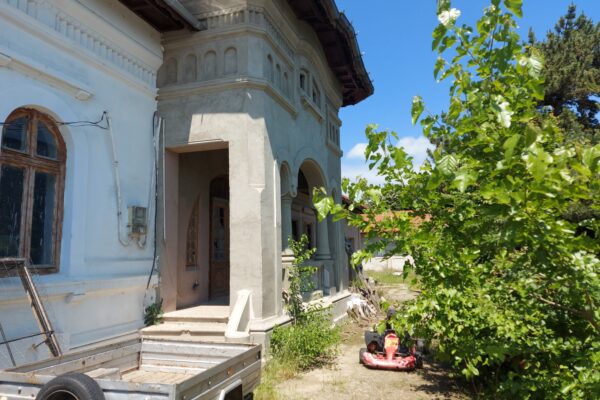 Reabilitare eșuată! Clubul Copiilor din Corabia, monument istoric aflat în administrarea Consiliului Județean Olt, zace abandonat după patru ani și aproape patru milioane de lei alocați
