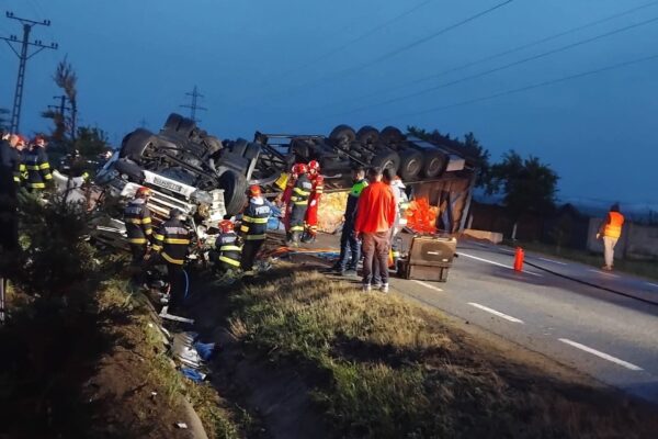 Un mort și un rănit grav: accident devastator între un TIR și o mașină pe DN 66, la Țânțăreni