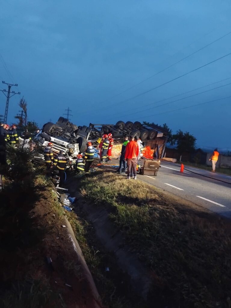 Un mort și un rănit grav: accident devastator între un TIR și o mașină pe DN 66, la Țânțăreni
