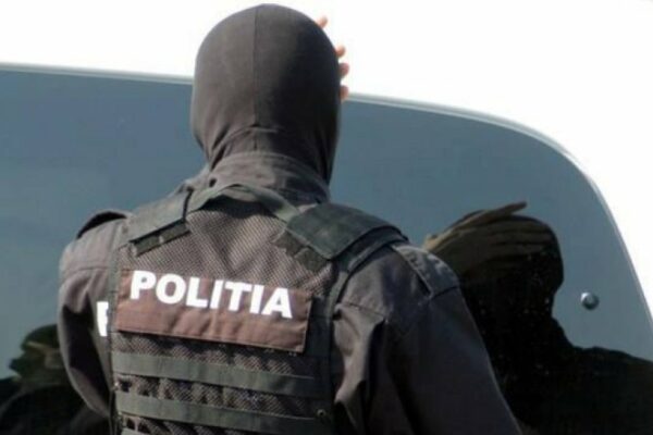 Au bătut la ușa unui bătrân de 87 de ani la miezul nopții și i-au luat 20.000 de lei: trei escroci reținuți după ce au jucat „Accidentul” la București