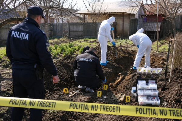 Și-a îngropat bebelușul în grădină, iar acum anchetatorii caută indicii despre alte tragedii ascunse în curte