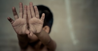 Un bărbat de 24 de ani, arestat după ce a exploatat sexual online un copil de 7 ani