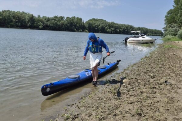 ​Din Pădurea Neagră în Marea Neagră: Flaviu Hotopan a acostat la Corabia, în cursa sa contra cronometru pe Dunăre