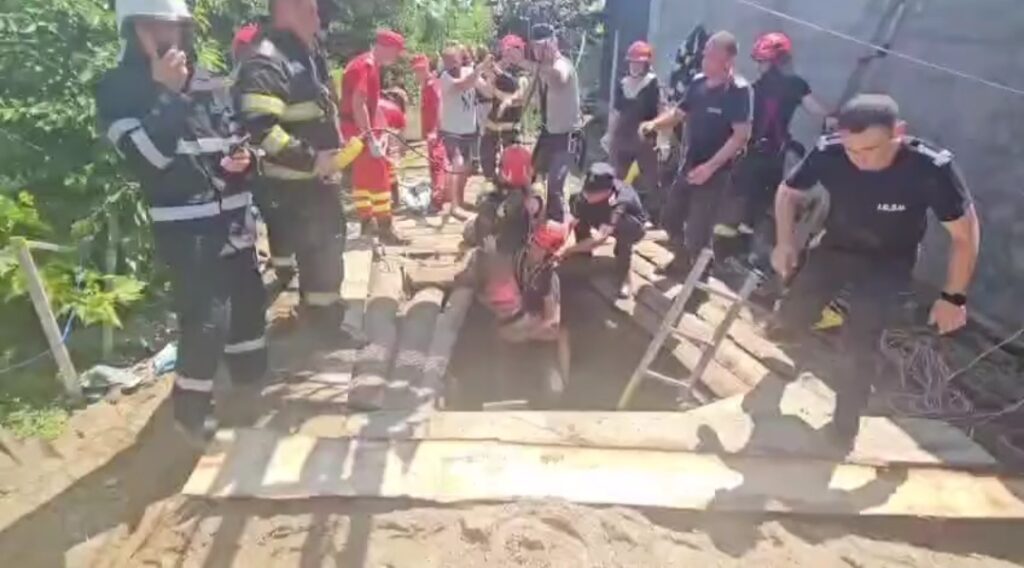 Fetiță salvată după ce a căzut în fântână