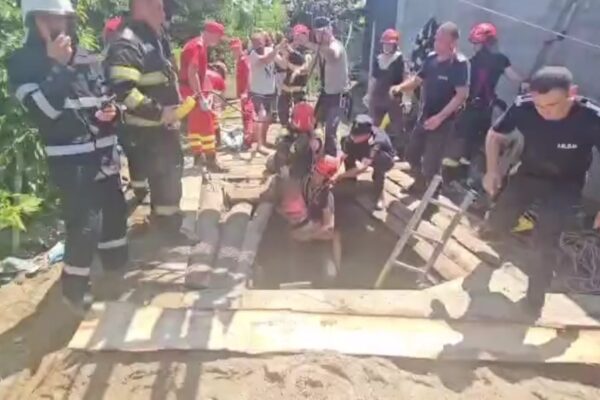 Fetiță salvată după ce a căzut în fântână
