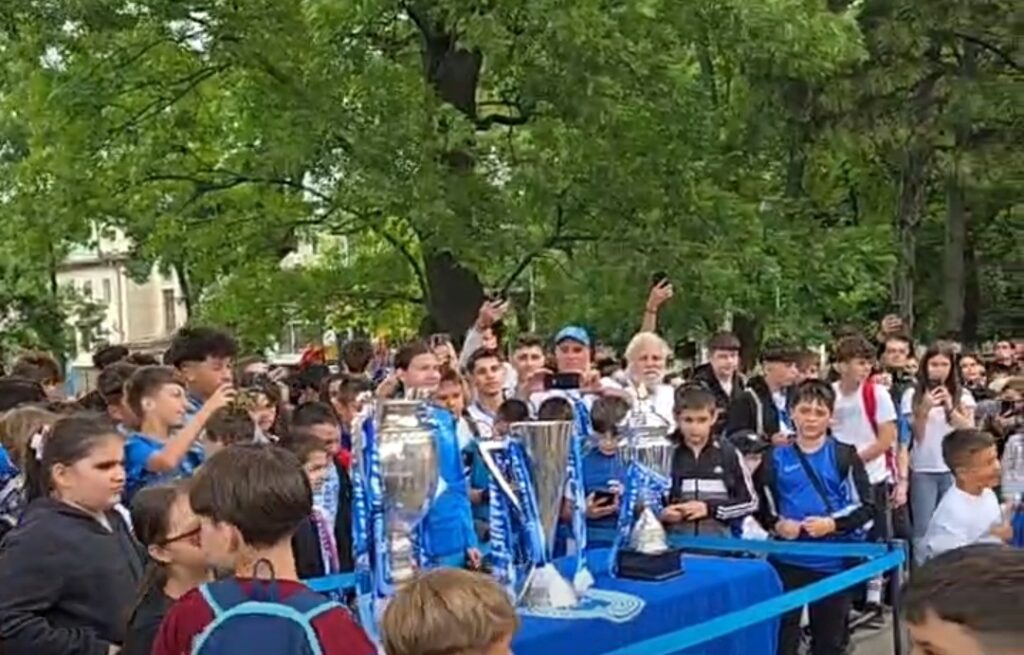 Ziua în care Corabia a atins trofeele visului alb-albastru. Universitatea Craiova și-a prezentat cele trei trofee în inima orașului dunărean