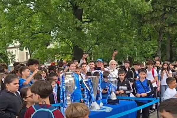 Ziua în care Corabia a atins trofeele visului alb-albastru. Universitatea Craiova și-a prezentat cele trei trofee în inima orașului dunărean