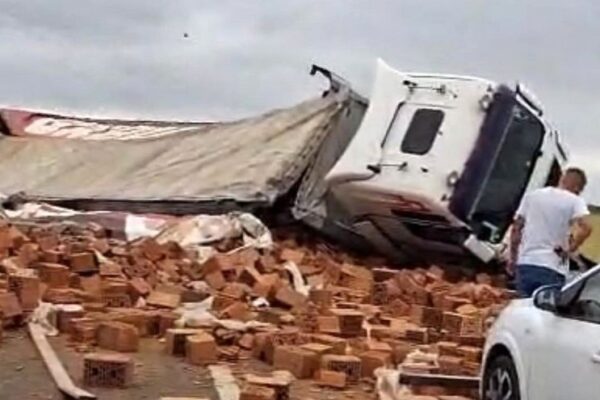 UN TIR ÎNCĂRCAT CU CĂRĂMIZI A STRIVIT O MAȘINĂ PE CENTURA TIMIȘOAREI. UN BĂRBAT DE 66 DE ANI A MURIT ZDROBIT, ALȚI DOI RĂNIȚI