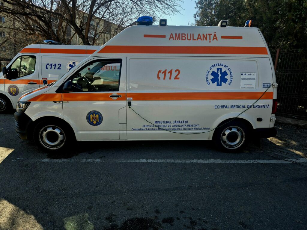 Un copil mort și doi frați în stare gravă, descoperiți într-un apartament din Galați. Mama, găsită cu tăieturi pe mâini