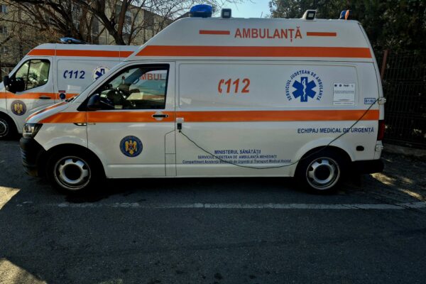 Un copil mort și doi frați în stare gravă, descoperiți într-un apartament din Galați. Mama, găsită cu tăieturi pe mâini