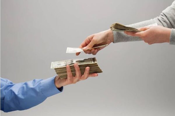 O pensionară de 80 de ani, pradă escrocilor care i-au pretins că fiica ei e pe moarte la Londra