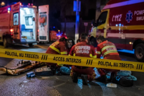 ȘI-A ÎNJUNGHIAT TATĂL PÂNĂ L-A UCIS. UN POLIȚIST DIN PIATRA-NEAMȚ, OMORÂT ÎN STRADĂ DE PROPRIUL FIU