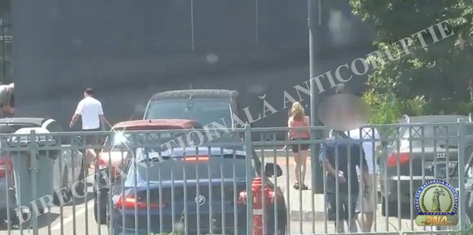 Comisar-șef de poliție, prins în flagrant cu mită: a fugit să schimbe banii în lire sterline la o casă de schimb valutar
