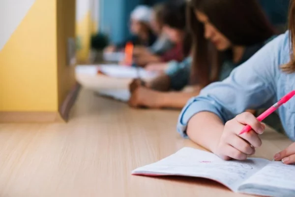 Platforma Ministerului Educației s-a prăbușit în ziua Evaluării Naționale: mii de profesori, blocați ore întregi în școli