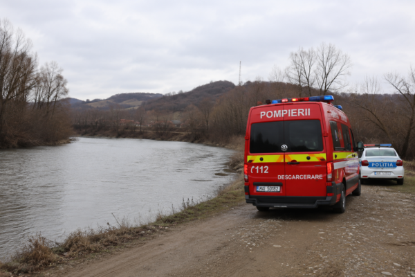 Tragedie în Gorj: băiețel de 2 ani, înecat în râul Amaradia după ce a căzut din curtea casei