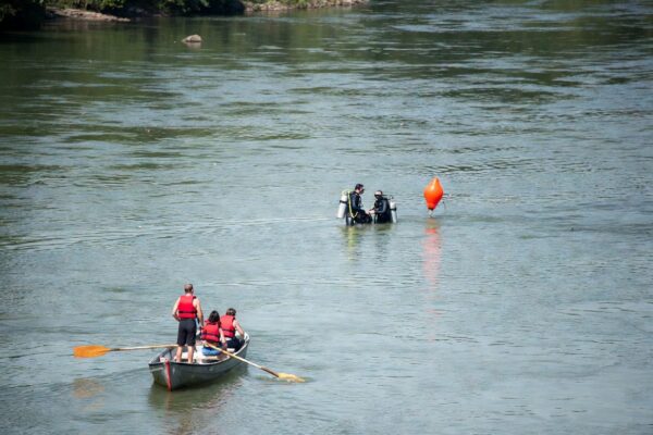 TRAGEDIE ÎN JUDEȚUL OLT: Un adolescent de 17 ani a murit înecat în râul Olteț, sub ochii prietenilor