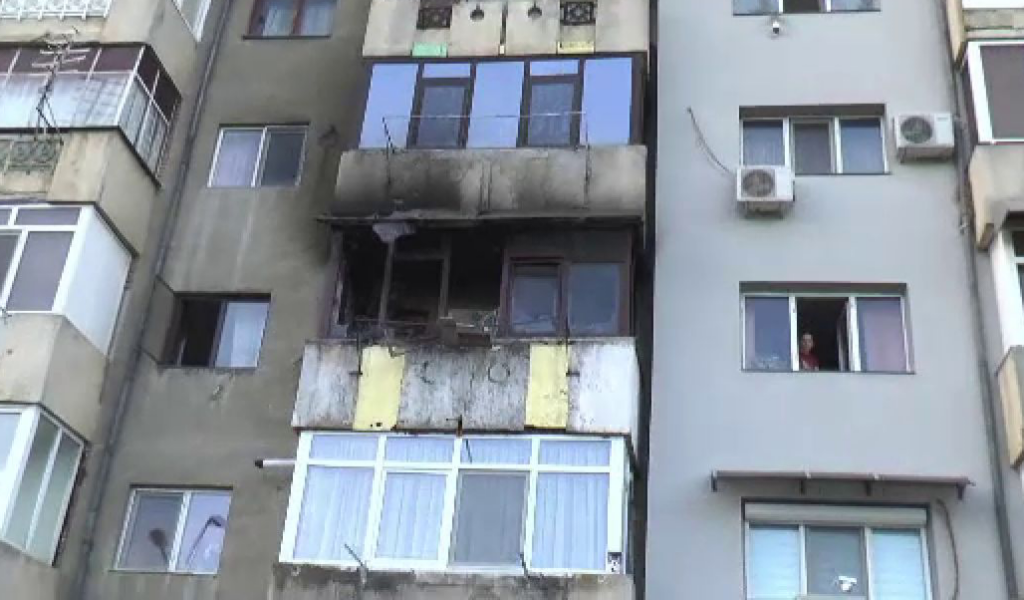 Tragedie în Mehedinți: Un bărbat a murit în încercarea de a-și salva apartamentul de la un incendiu provocat de o baterie