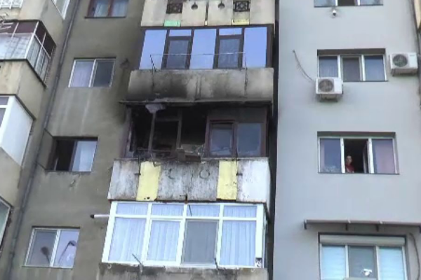 Tragedie în Mehedinți: Un bărbat a murit în încercarea de a-și salva apartamentul de la un incendiu provocat de o baterie