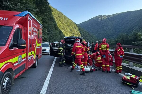 Tragedie pe Valea Oltului: un bărbat de 71 de ani a murit după ce o stâncă a căzut peste mașina în care se afla