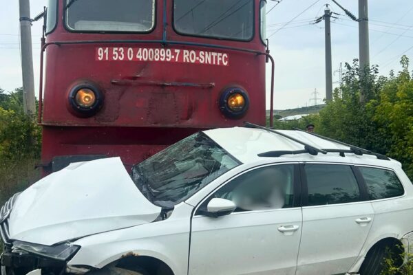 Doi bărbați au murit după ce mașina lor a fost lovită de tren și târâtă 150 de metri, în Iași