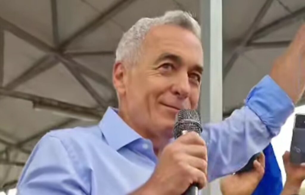 O mulțime de simpatizanți l-a întâmpinat pe Călin Georgescu la Corabia, după vizita din Izbiceni