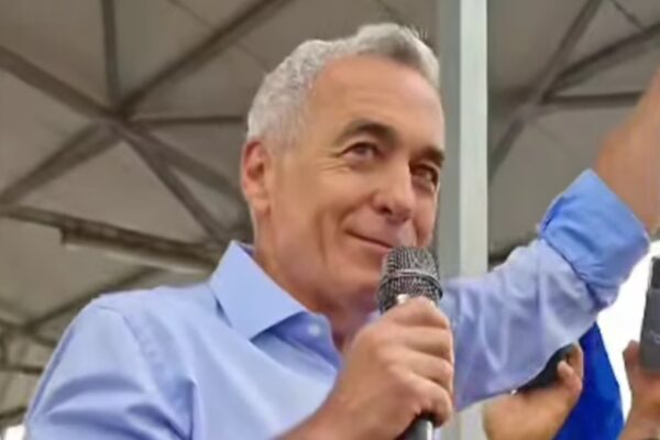 O mulțime de simpatizanți l-a întâmpinat pe Călin Georgescu la Corabia, după vizita din Izbiceni