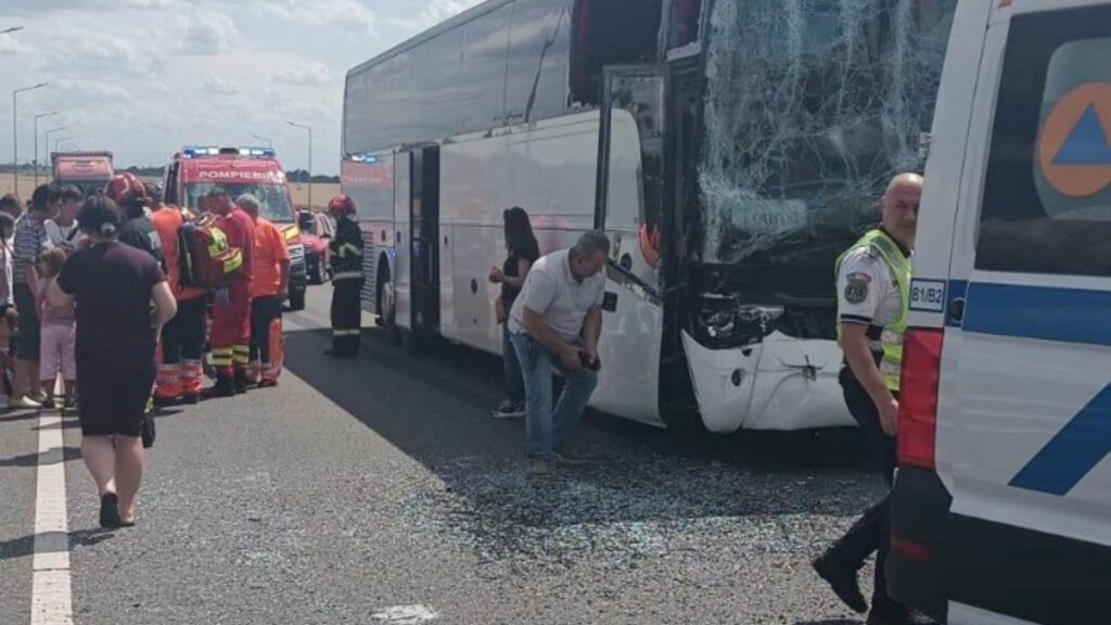 Accident grav pe DN21, în Călărași: autocar cu aproximativ 60 de persoane, lovit de un camion