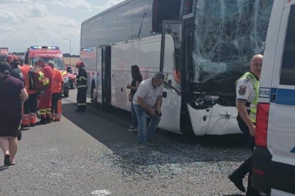 Accident grav pe DN21, în Călărași: autocar cu aproximativ 60 de persoane, lovit de un camion