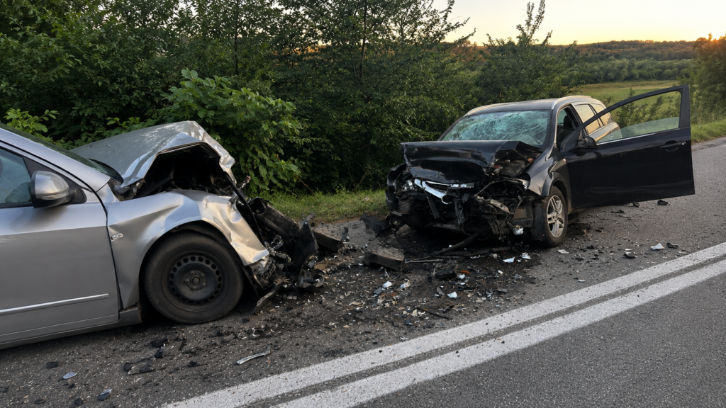 Accident mortal pe DJ 606, în Dolj. Un bărbat a murit, doi răniți