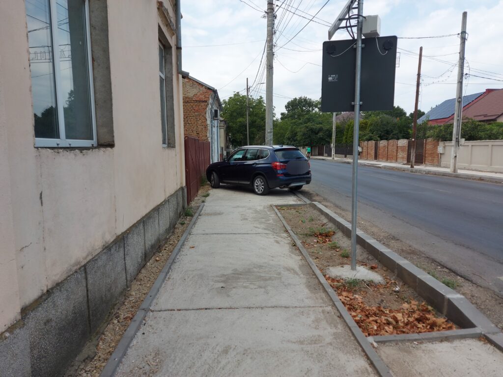 Lăsați pietonii să circule pe trotuar!