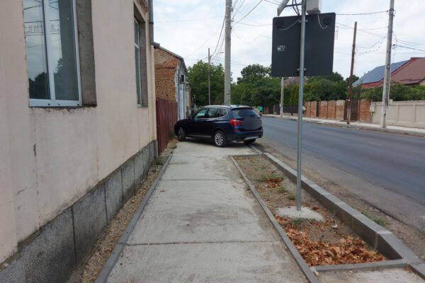 Lăsați pietonii să circule pe trotuar!